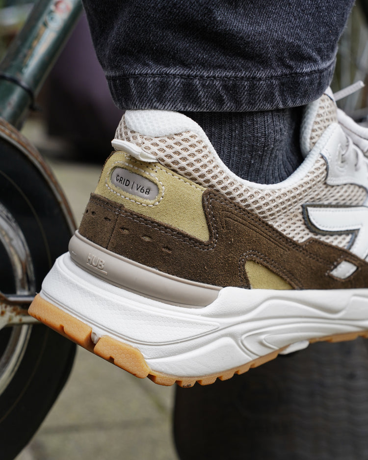 HUB Grid in olive from behind on a bike